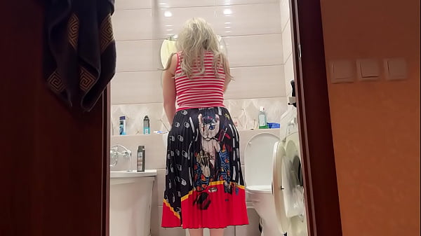 Play MP4 - The stepmom's wide hips spread apart when they started fucking her in anal in the bathroom