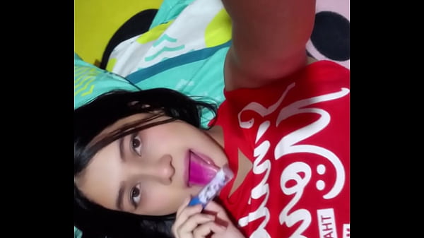 Una Estudiante Uni Taria India De Primer A&ntilde;o Muestra Su Nueva Lencer&iacute;a thumbnail