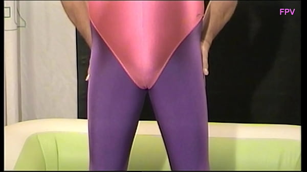 Im Catsuit (Spandex-Anzug) Wichsen, Pissen, Pee und_Duschen
