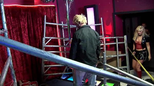 Nonton Bobbi Eden And Claudia Adams Share A Cock thumbnail