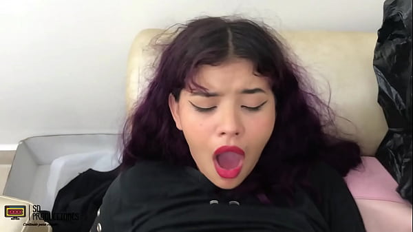 Encuentro a la perra de mi hermanastra bien cachonda me excita y termino follandomela cum- nalgas 