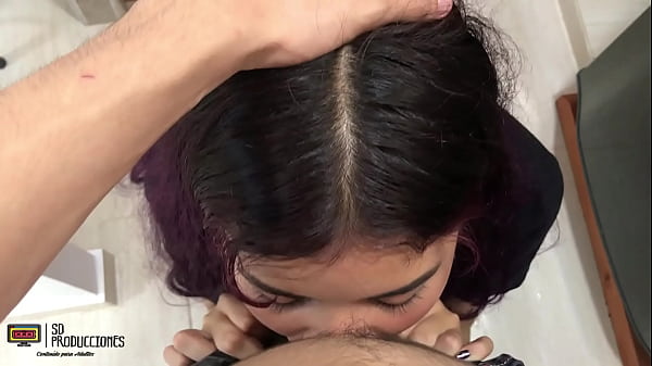 Me follo el coño de la perra de mi hermanastra en la_cocina