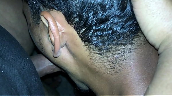 Travesti coloca novinho pra mamar seu pau e depois mama os amigos dele no meio da rua 