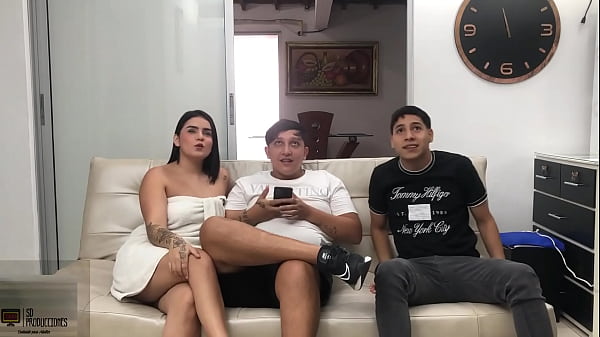 Invito A Mi Mejor Amigo A Ver El Partido De Futbol Y El Muy Cachondo Folla A Mi Novia En El Mueble- Porno En Espa&ntilde;ol thumbnail