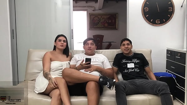 Le follo el co?o a la novia de mi mejor amigo mientras el habla por tel?fono
