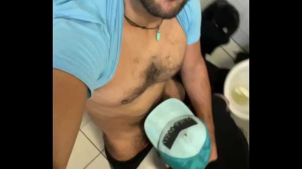 Comeu O Rabo Do Vendedor De Frutas Da Feira, O Macho Gozou Poucas Socadas E Foi Embora. thumbnail