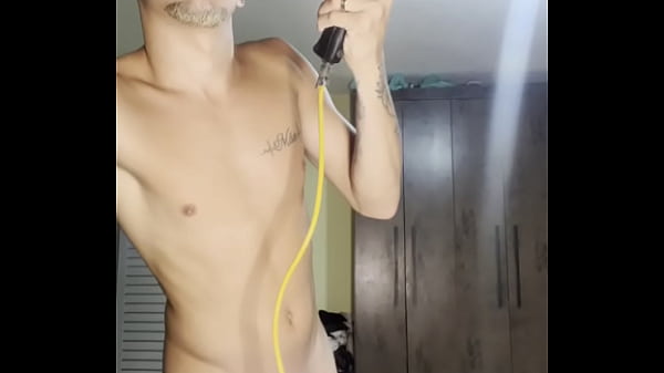 Novinho de 18 dotado exibindo pau enquanto se arruma pra fuder 
