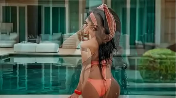 giant ass brunette showing off her ass 