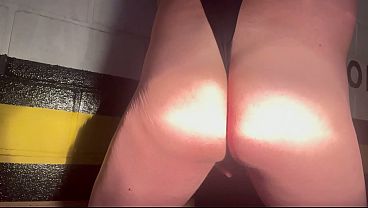 Bumbum branquinho sedento de um pau grosso e gostoso cheio de leitinho