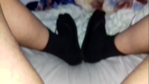 Estava com muito tes&atilde;o quando tirei o t&ecirc;nis e as Havaianas s&oacute; me fizeram gozar 