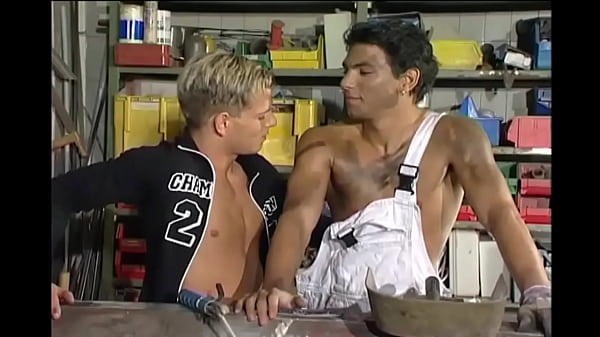 4 Hot Hand Worker Enjoy Their Creamy Work Break thumbnail