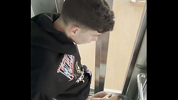 Nos pillan follando dentro del ascensor mientras mi esposa cabalgaba mi polla yasmina khan