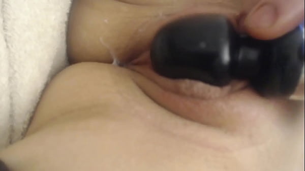 Domi_makes her pussy_squirt