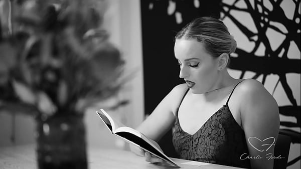 Nonton Charlie Forde Got Her Cunt Eaten By Amber Moore As She Reads! thumbnail