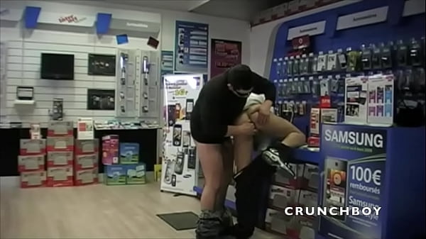 Il Se Fait Baiser Par Le Vendeur Du Magazin De Telephone thumbnail