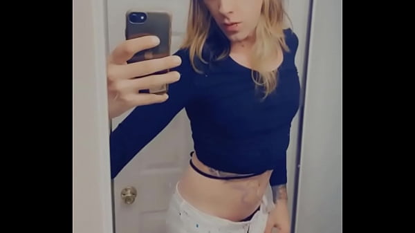 She Loves Showing Her Sexy Body thumbnail