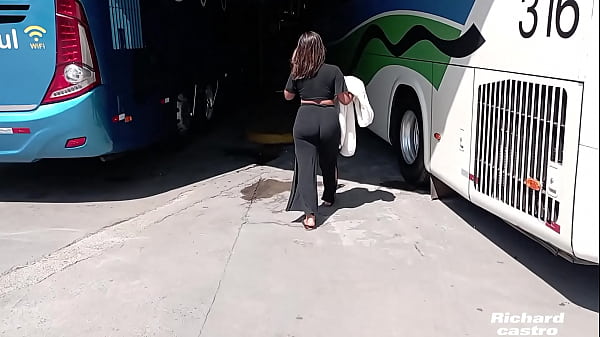 Play MP4 - Caiu na Net Jovem Passageira &eacute; flagrada pegando na piroca do garoto no &ocirc;nibus  veja o que aconteceu
