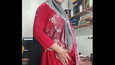 Hijab Ladyboys Cum Masturbating 