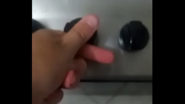 Rapaz bem jovem ajudando um amigo 