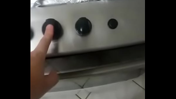 Rapaz bem jovem ajudando um amigo 