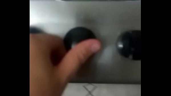 Rapaz bem jovem ajudando um amigo 