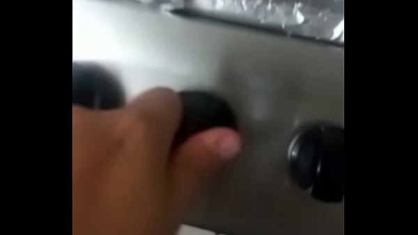 Rapaz bem jovem ajudando um amigo 