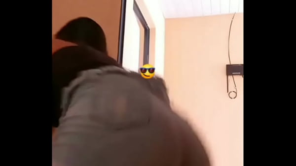Novinha dan&ccedilando funk