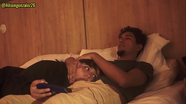 Play MP4 - Mirando una pelicula con mi hermanastro y sin querer me trague su pene&lpar;Casi nos descubren&rpar; ALISONGONZALEZ26 X FANTASIAHARDCORESEX