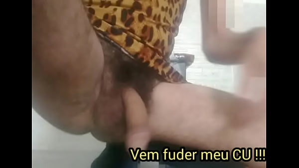 Marido passivo com a camisola da esposa enfiando frasco de desodorante no cu 