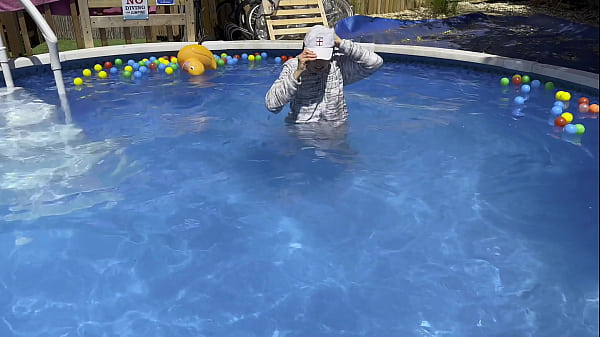Onesie Wetlook In The Pool thumbnail