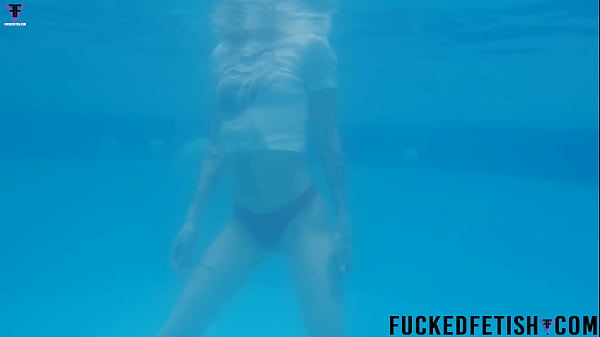 Blonde skinny t shirt pool wet 