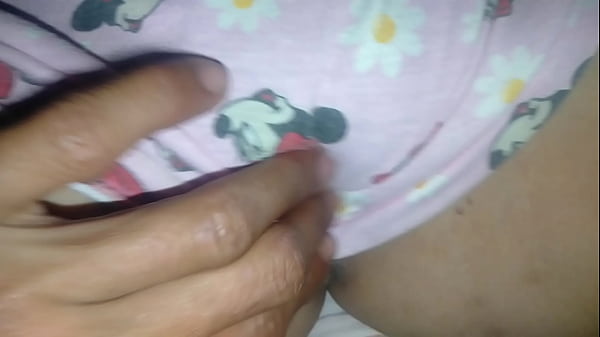 แหกหีเอาควยยัดรูแตดจนน้ำแตกเข้าไปในหีของเธอ