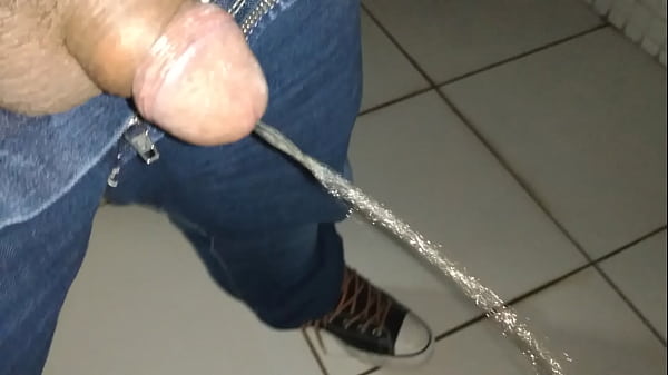 Play MP4 - Mijando escondido por a&iacute;