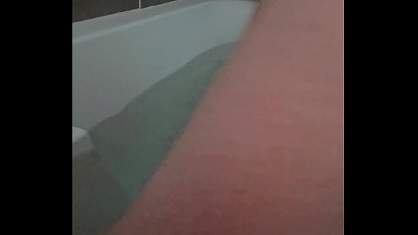 Qui veut me rejoindre dans mon bain ?J'ai envie de vider des queues ce soir ... 