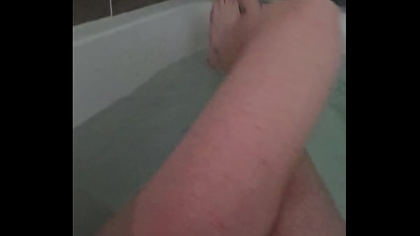 Qui veut me rejoindre dans mon bain j'ai envie de vider des queues ce soir