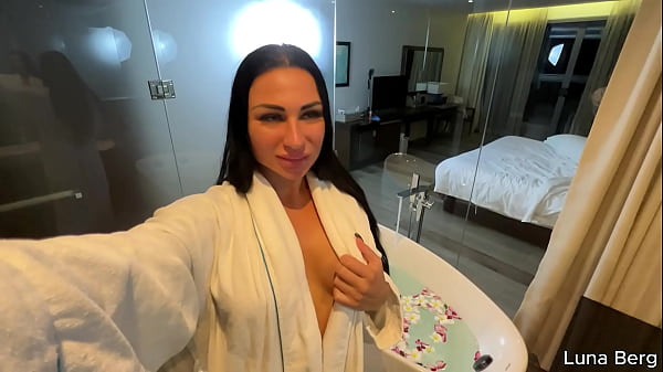 Nonton Bath Of Blossoms: Naked Milf Masturbates Among Flowers thumbnail