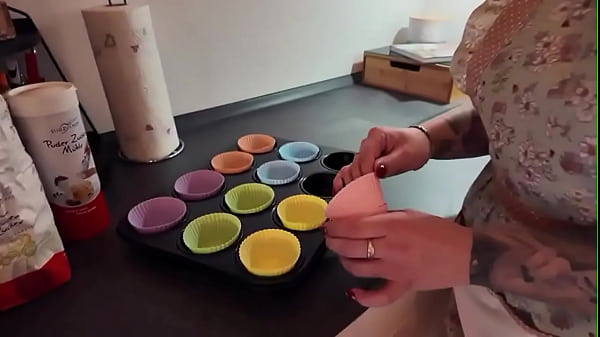 Org*smus statt muffins eigentlich wollte ich nur ein paar s&uuml;&szlig;e muffins backen aber meine nasse p*ssy hatte ganz a