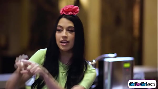 Alien lifeform needs to lick_busty lady