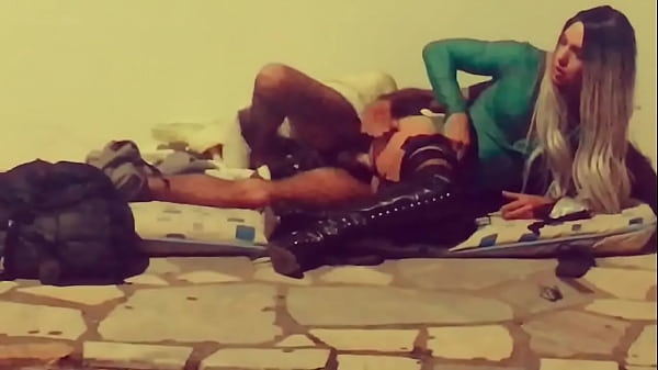 UBER FLAGROU MORADOR DE RUA COMENDO O_CUZINHO DA SAFADA NA_CALÇADA