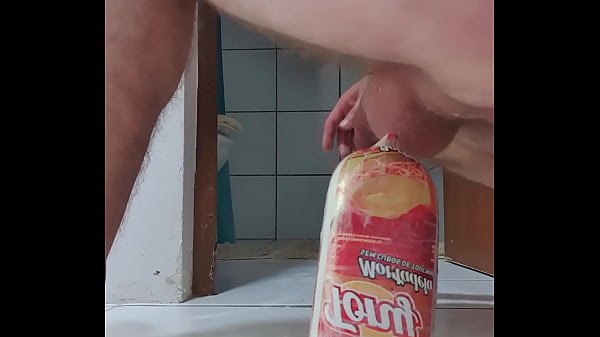 Arrombando o cuzinho do puto 