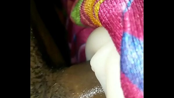 Play MP4 - ഫ്ലഷ്ലൈറ്റിൽ അടിച്ച് അടിച്ച് പാല് ഉള്ളിൽ കളയുന്നു