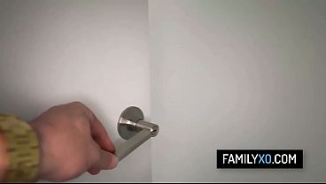 Nonton Sexy Gets Her Pussy Knocked By Stepdad thumbnail