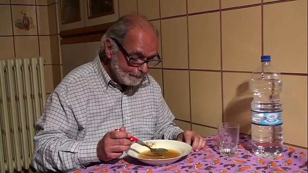 Vecchio pappone fa prostituire la sua badante. con Luna Dark e CapitanoEric