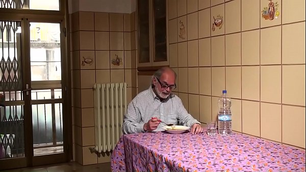 Play MP4 - Vecchio pappone fa prostituire la sua badante&period; con Luna Dark e Capitano Eric