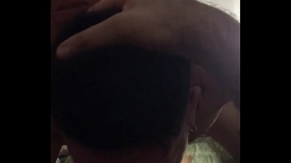 Este h&eacute;tero peludo le rompe el culo a su vecinito cuando su esposa no est&aacute; - se banca esta big dick en el culo estrecho - sem camishina - a pelo - bareback 