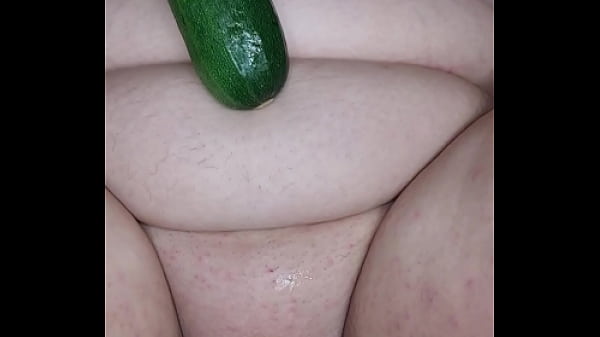 Hungry bbw stretches her creamy pussy with vegetables