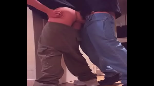 estudiantes follan a escondidas en el salon de cases