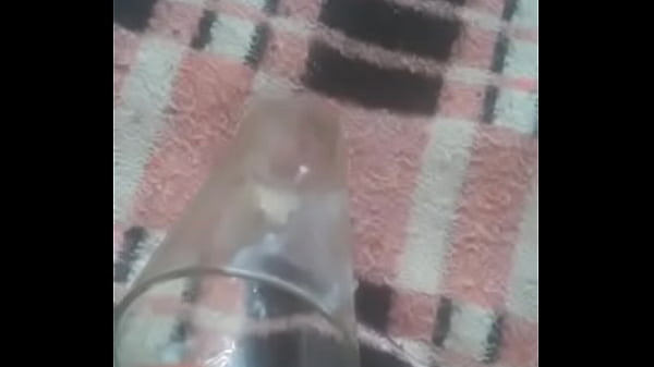 Eyaculo en un vaso