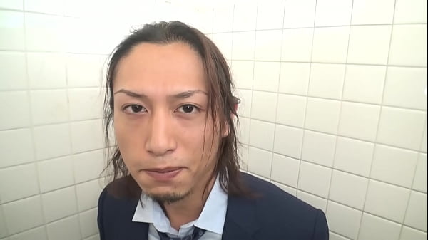 公衆トイレで秘密のオナニーを見せてくれました thumbnail