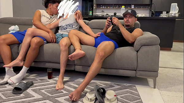 Pollito Riqu&iacute;simo Sabroso De Piernas Peludas, Me Hizo Sacar Chorros De Leche thumbnail